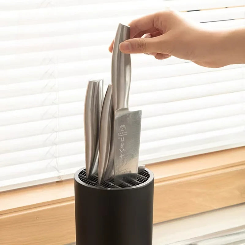 Porte Couteaux Antidérapant — Support Cuisine Durable bloc noir à brins flexibles, couteaux inox et main retirant un couteau