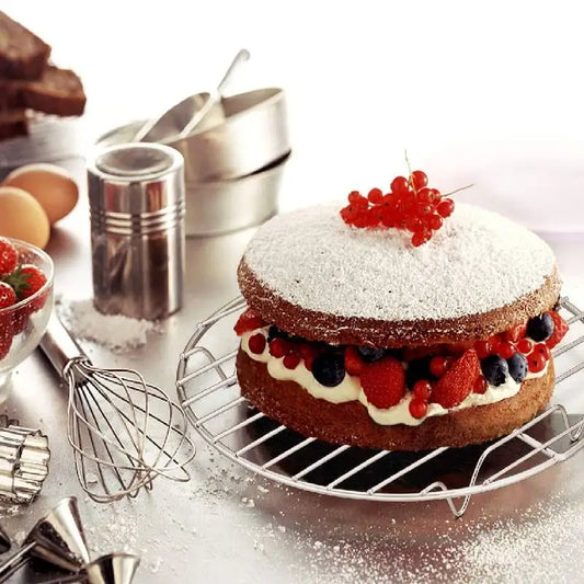 Gâteau aux fruits posé sur Repose Plat en Acier Inoxydable – Cuisson et Service avec fouet et accessoires de pâtisserie