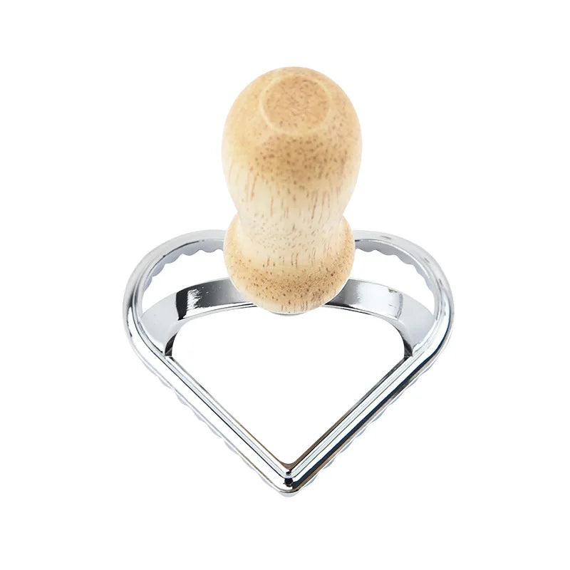 Ustensile de chef découpe pâte facile et rapide avec poignée en bois et lame en métal en forme de cœur