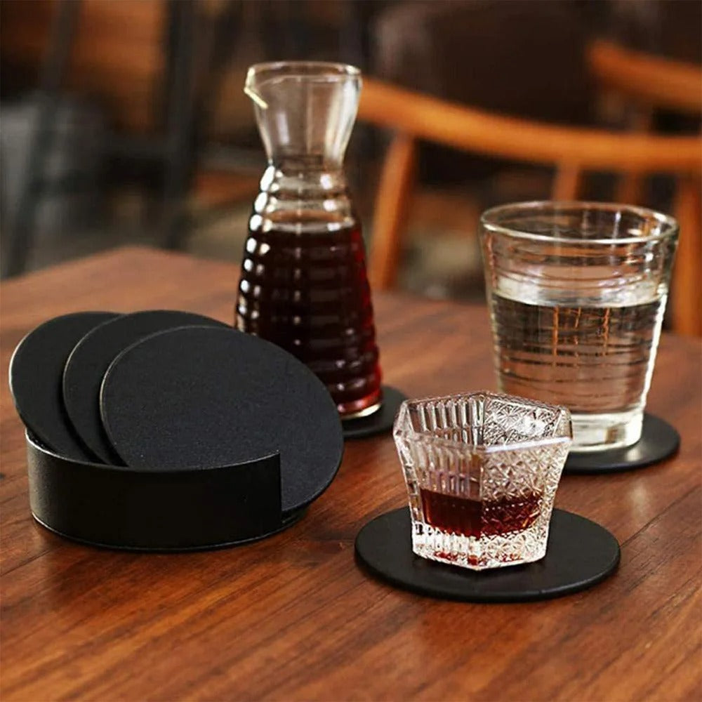 Dessous de Verre Cuir Effet Marbré Lot 6 Support avec verres et carafe sur une table en bois