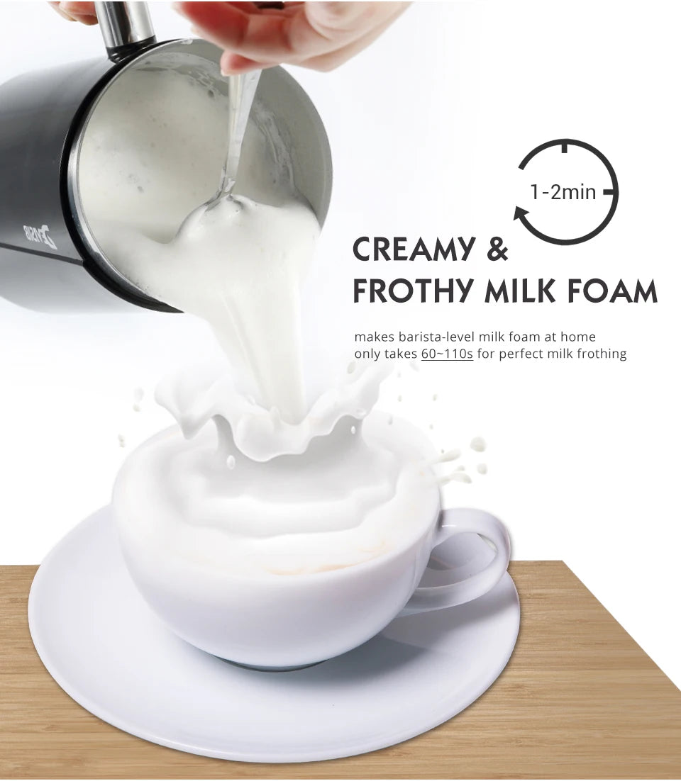 Mousseur à Lait Électrique DEVISIB 3-en-1 300ml 500W en train de créer une mousse de lait crémeuse pour le café