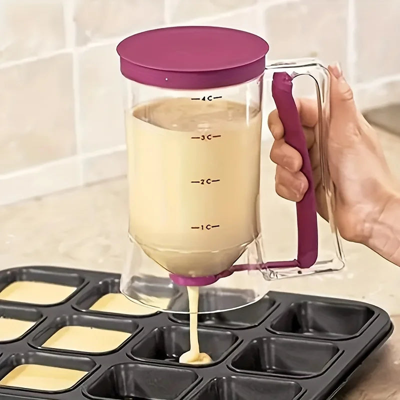 Distributeur de Pâte 900 ml transparent avec poignée ergonomique versant de la pâte dans un moule à gâteau
