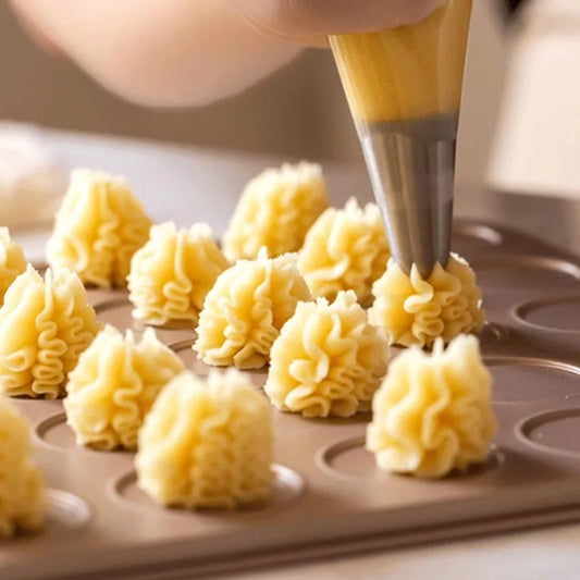 Douilles Inox Décoration Gâteau utilisées pour créer des motifs en crème dans un moule à pâtisserie