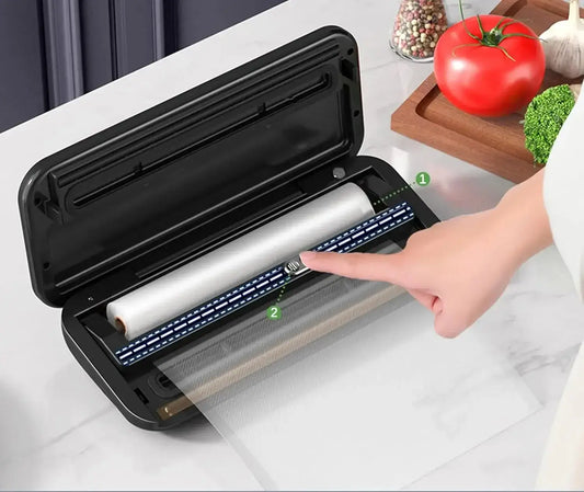 Machine Sous Vide DUTRIEUX noire utilisée pour emballer sous vide les aliments dans la cuisine