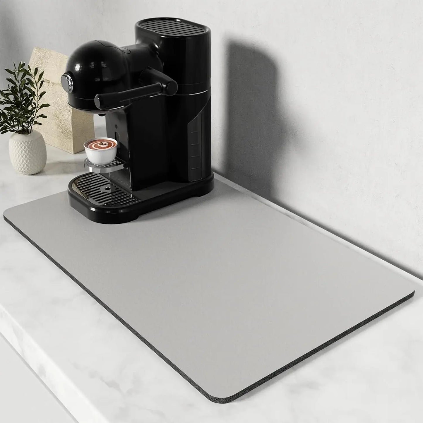Tapis de Séchage Cuisine – Antidérapant, Écologique. Grand tapis gris sous machine à café noire sur plan de travail