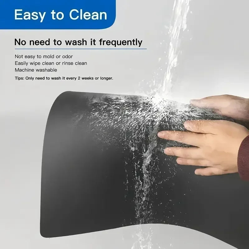 Tapis de Séchage Cuisine – Antidérapant, Écologique. Ustensile de chef montrant tapis noir rincé sous l'eau, facile à nettoyer