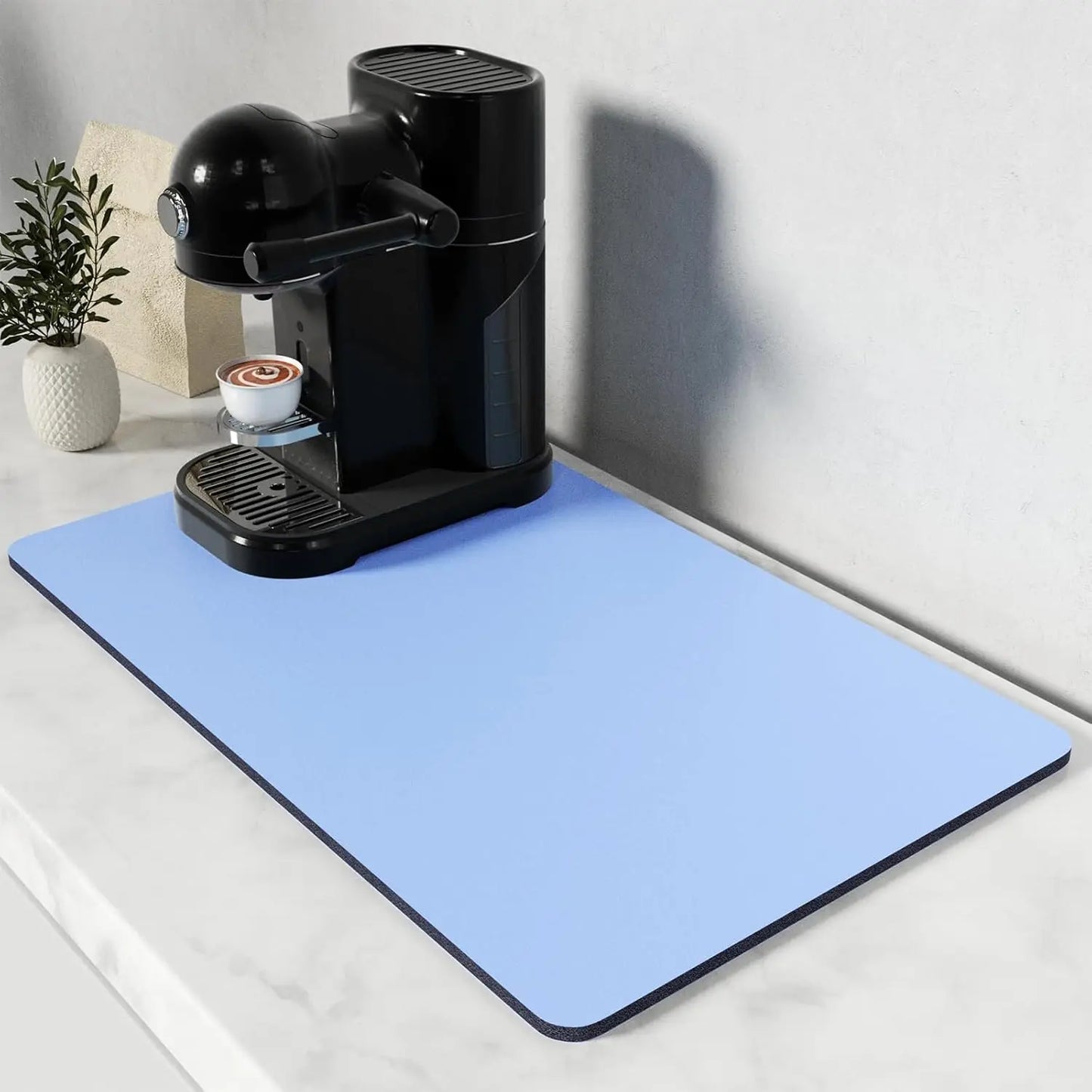 Tapis de Séchage Cuisine – Antidérapant, Écologique bleu sous machine à café noire avec tasse sur plan de travail