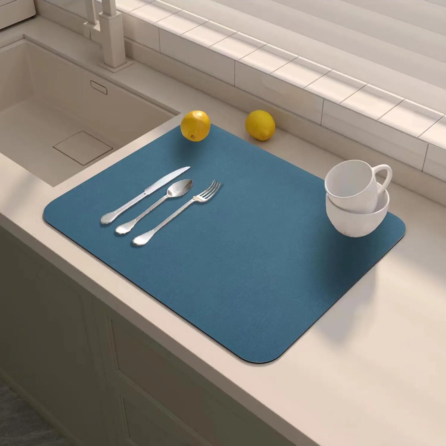 Tapis de Séchage Cuisine – Antidérapant, Écologique. Bleu posé près de l'évier avec couverts et tasse