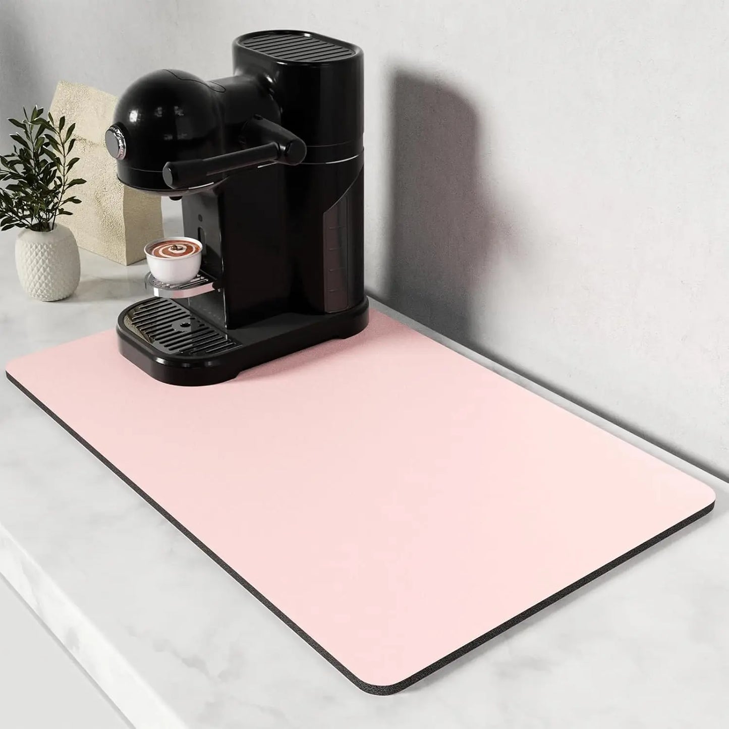 Tapis de Séchage Cuisine – Antidérapant, Écologique. Tapis de séchage rose sur plan de travail avec cafetière noire et tasse café