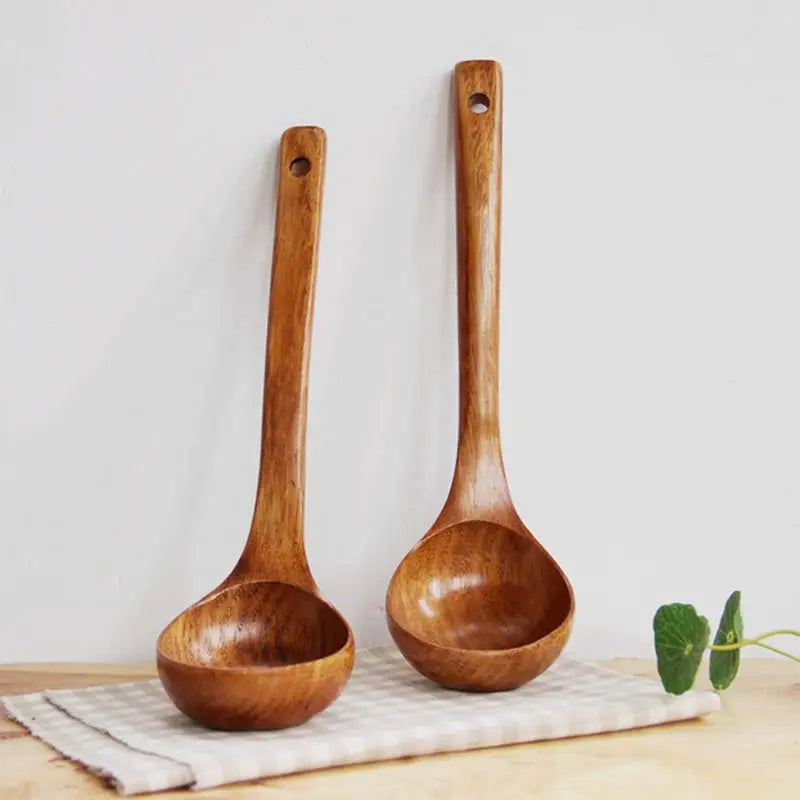 Louche en bois de cuisine – Durable et naturelle. Deux louches en bois lisse, poignées percées, idéales pour soupes et sauces