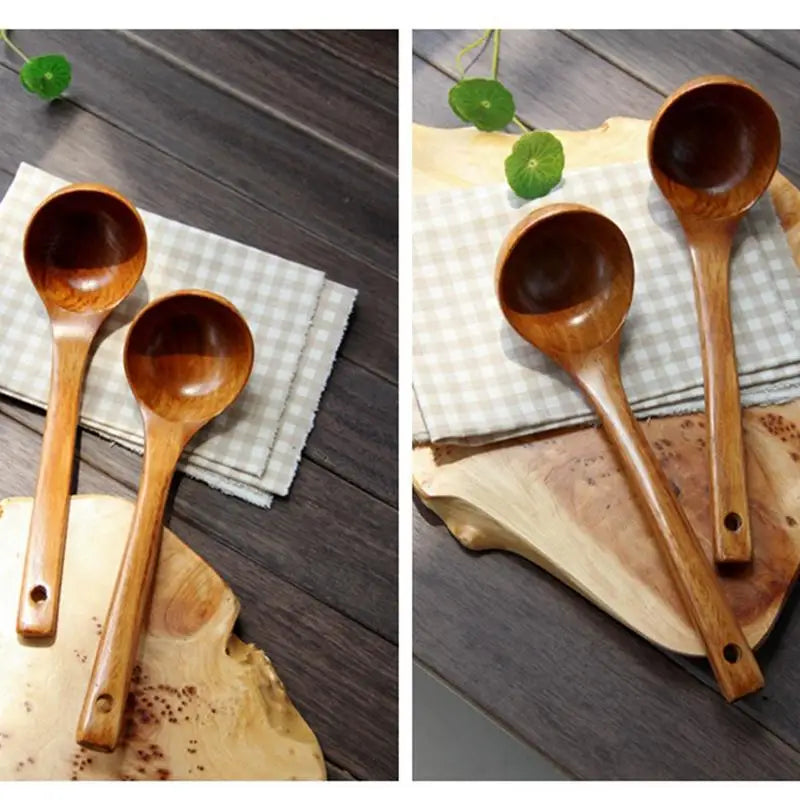 Louche en bois de cuisine – Durable et naturelle. Lot de deux louches artisanales en bois poli sur planche et nappe à carreaux