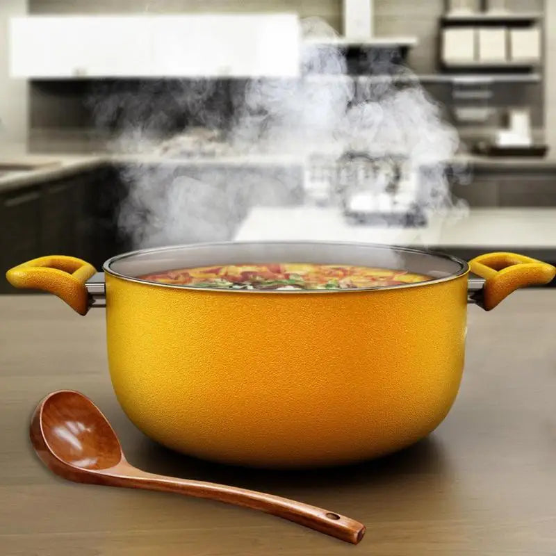 Louche en bois de cuisine – Durable et naturelle. Louche à côté d'une grande marmite jaune fumante remplie de soupe