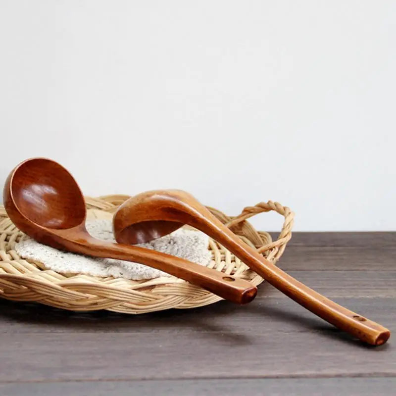 Deux louches en bois sur plateau en osier pour servir soupe, finition lisse. Louche en bois de cuisine – Durable et naturelle.