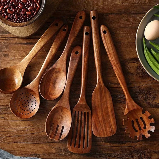 Set d'Ustensiles Cuisine Bois Teck – Durable & Écologique. Ensemble de 8 ustensiles en teck naturel sur table en bois