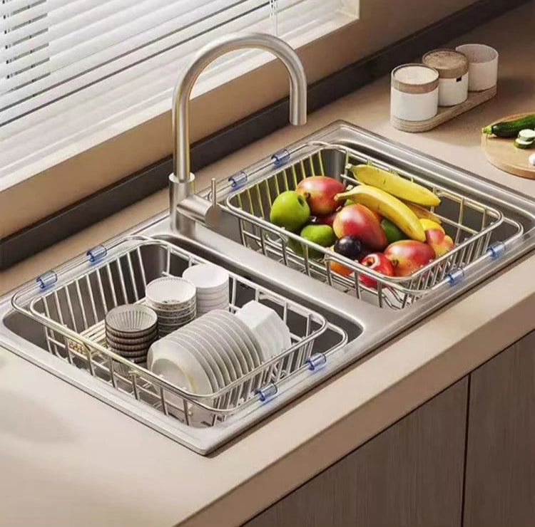 Égouttoir à Vaisselle Extensible Inox posé sur évier double pour sécher vaisselle et fruits