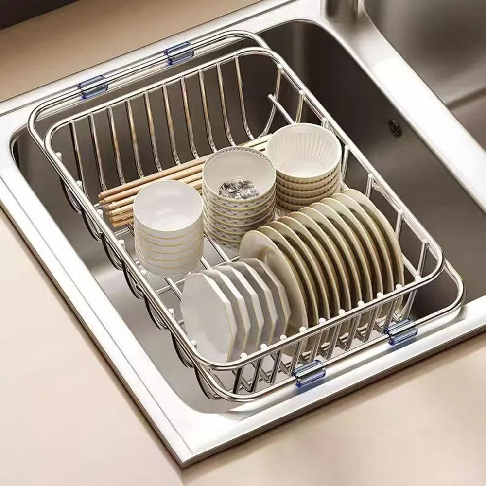 Égouttoir à Vaisselle Extensible Inox de Ustensile de chef en acier inoxydable placé dans un évier avec vaisselle organisée