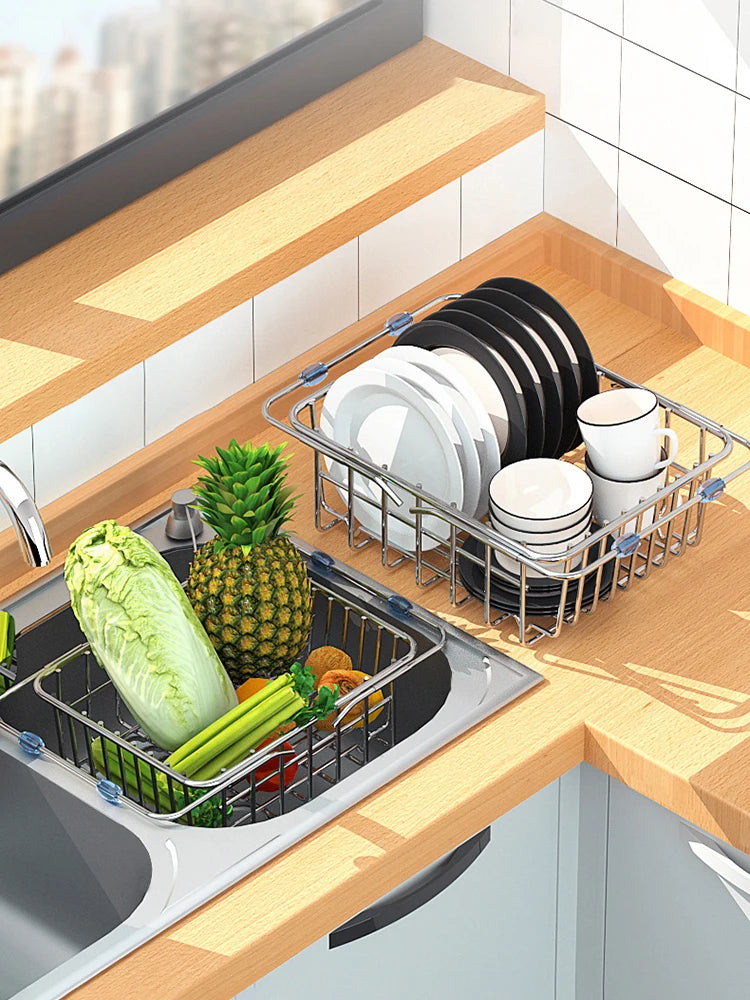 Égouttoir à Vaisselle Extensible Inox en cuisine avec vaisselle noire et blanche et légumes frais dans l'évier