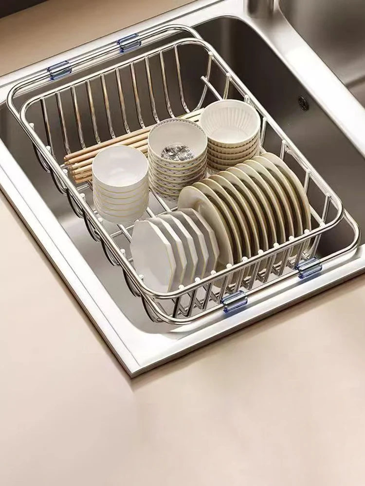 Égouttoir à Vaisselle Extensible Inox posé dans un évier avec assiettes et bols empilés