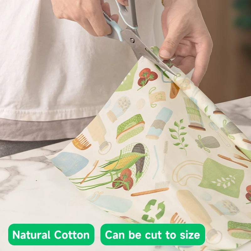 Personne qui découpe des Emballages en Cire d'Abeille Réutilisables – Lot de 3 en coton naturel
