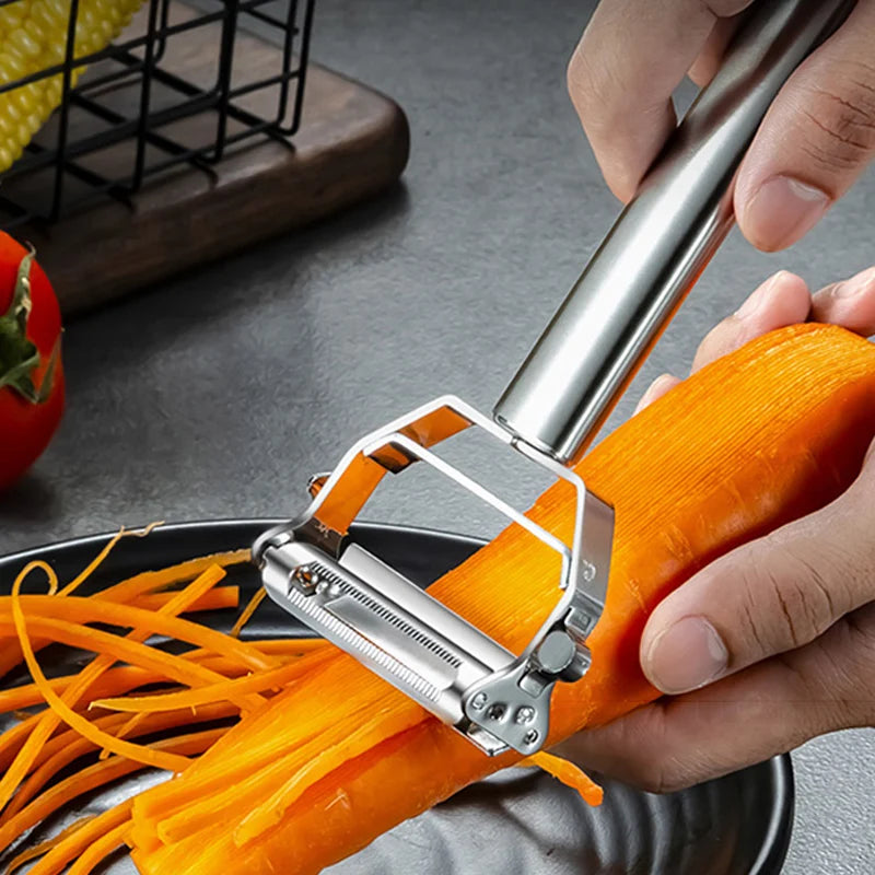 Éplucheur Légumes 2-en-1 Inox – Peeling & Julienne Faciles utilisé pour éplucher une carotte en julienne