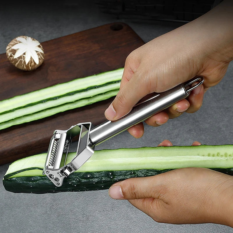 Éplucheur Légumes 2-en-1 Inox – Peeling & Julienne Faciles utilisé pour peler un concombre frais