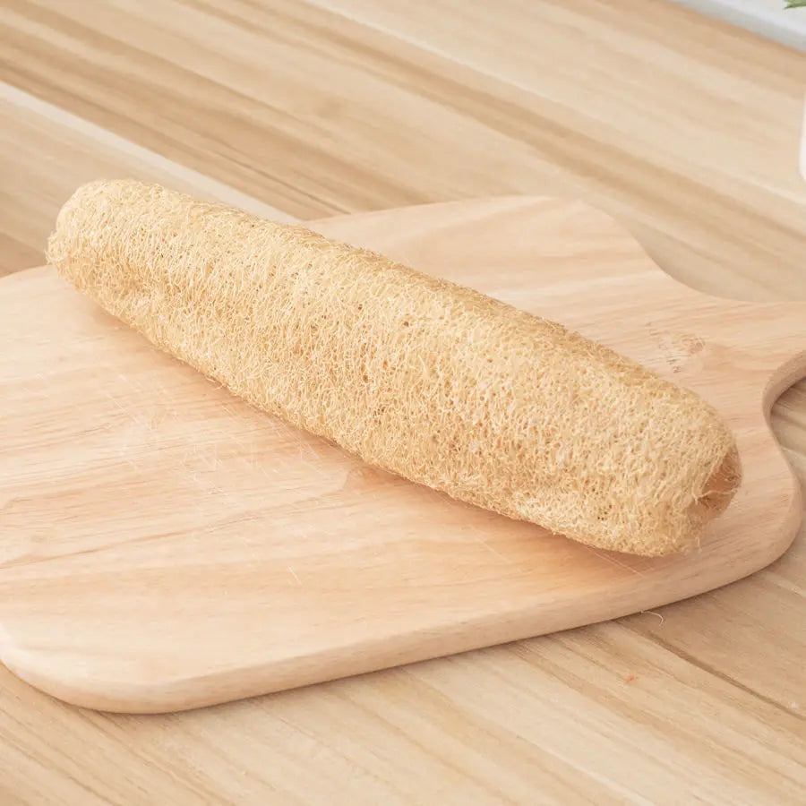 Éponge Loofah Naturelle – Écologique, Biodegradable posée sur une planche en bois Ustensile de chef