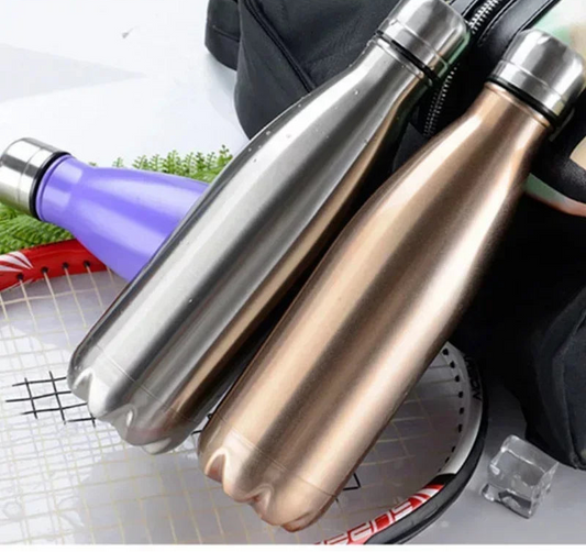 Bouteille Isotherme Inox – Gourde Sport Thermos Étanche trio couleur argent bronze violet posées sur sac de sport et raquette