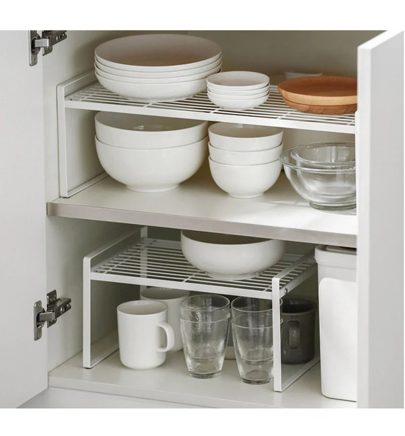 Étagère de Rangement Inox pour Cuisine Moderne et Pratique avec vaisselle blanche et verres dans un placard