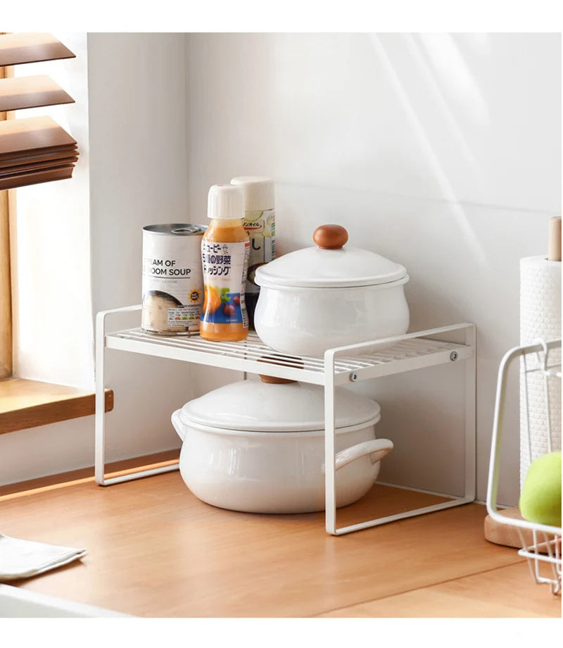 Étagère de Rangement Inox pour Cuisine Moderne et Pratique avec ustensiles et condiments organisés sur le plan de travail