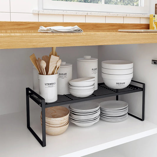 Étagère de Rangement Inox pour Cuisine Moderne et Pratique avec bols, assiettes et ustensiles en bois