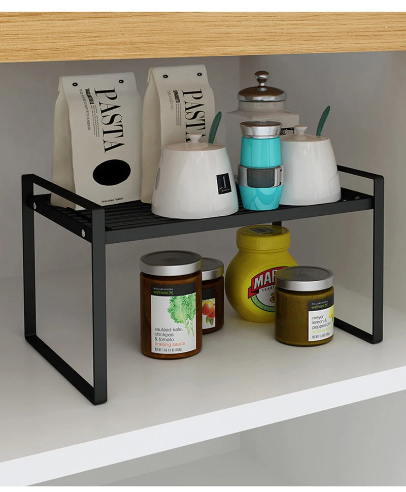 Étagère de Rangement Inox pour Cuisine Moderne et Pratique noire avec pots et sachets de pâtes organisant des condiments