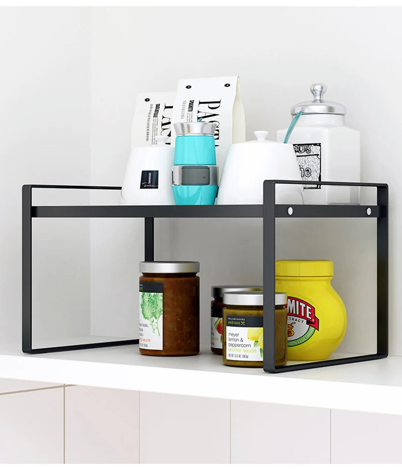 Étagère de Rangement Inox pour Cuisine Moderne et Pratique avec plusieurs bocaux et contenants sur une étagère noire