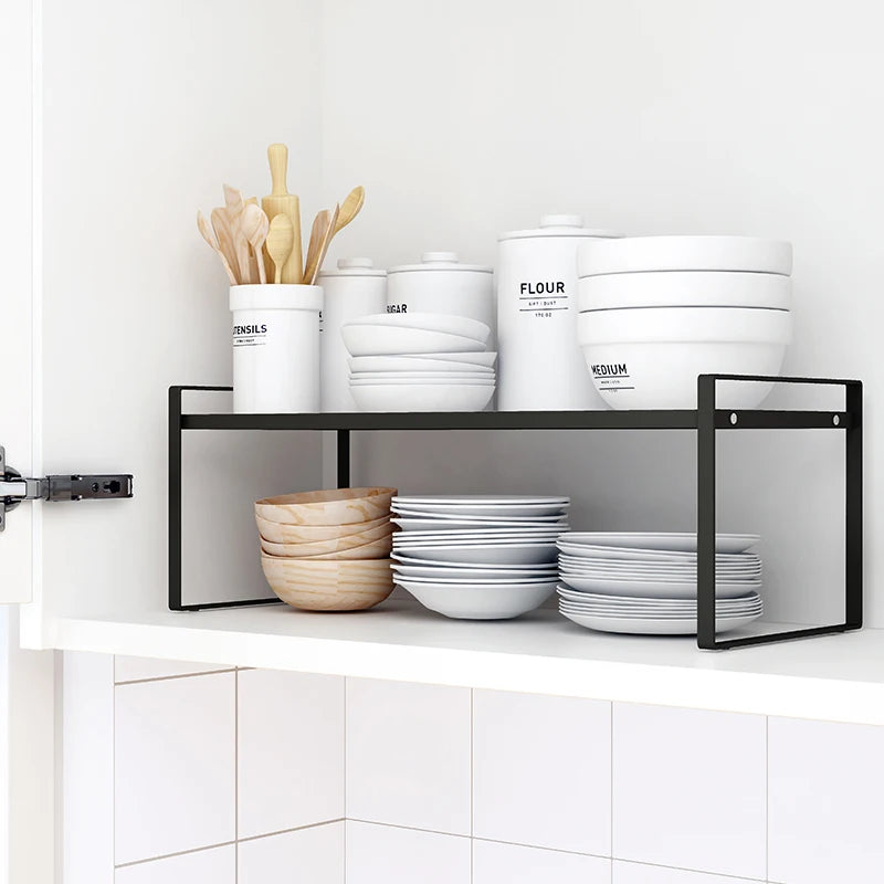 Étagère de Rangement Inox pour Cuisine Moderne et Pratique avec vaisselle blanche et bols en bois