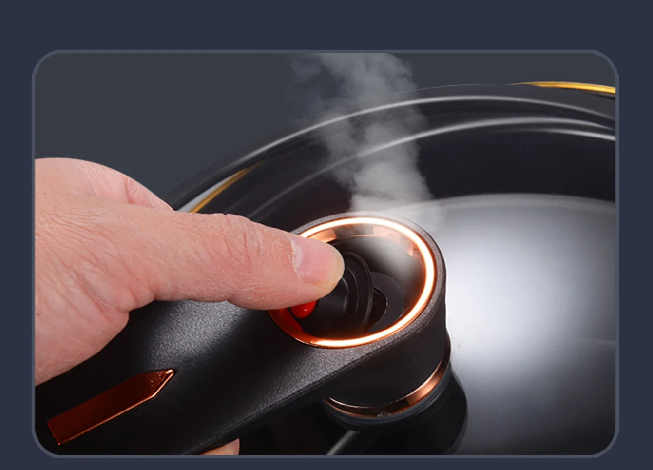 Main ajustant la valve de vapeur du couvercle d'un Faitout en Fonte 26 cm – Tous Feux – 7 Litres noir brillant