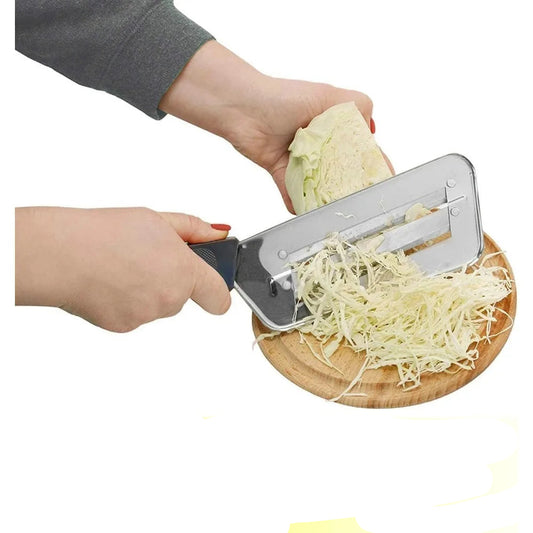 Éplucheur Inox Écologique FEB.WIND – Haute Précision utilisé pour émincer un chou sur une planche en bois