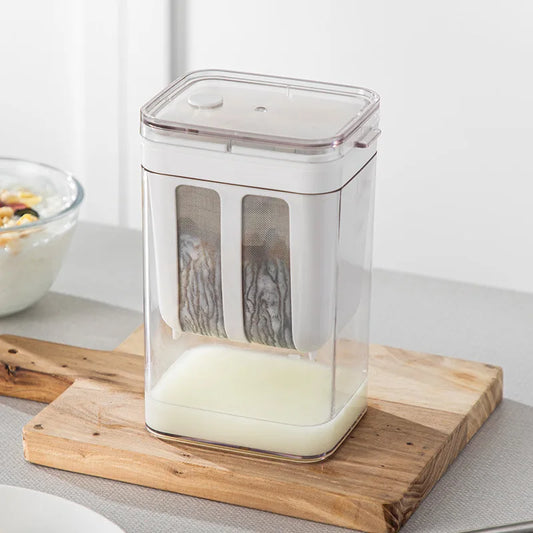 Filtre à Yaourt Maison Crépine pour Yaourtière Inox avec récipients en plastique transparent sur planche en bois