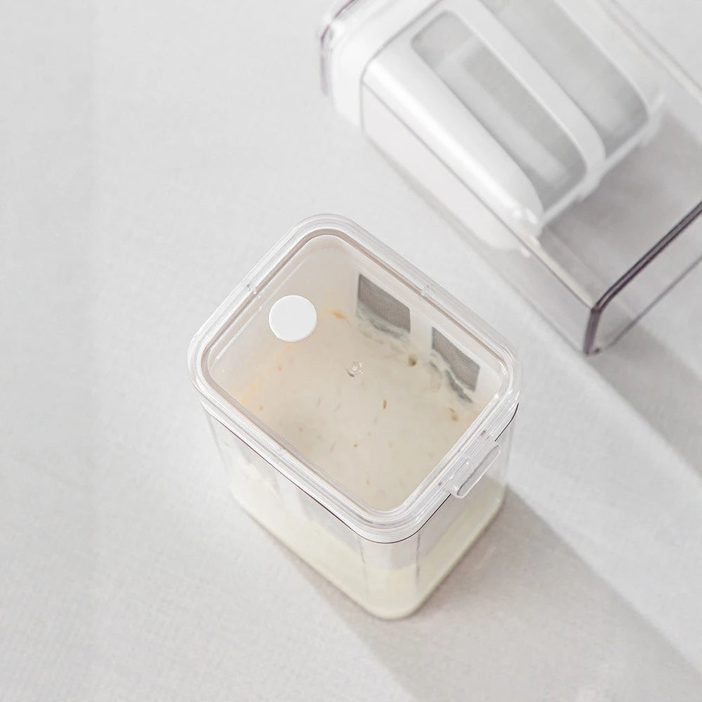 Filtre à Yaourt Maison Crépine pour Yaourtière Inox dans un récipient transparent pour une préparation facile