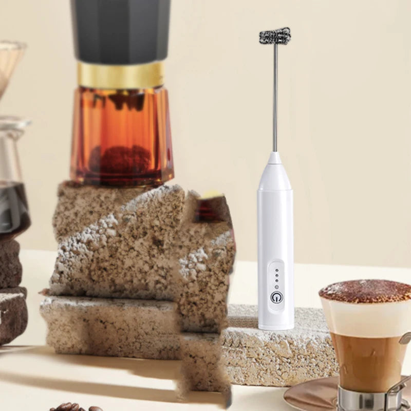 Fouet Électrique Rechargeable USB blanc avec poignée ergonomique pour préparer boissons et desserts