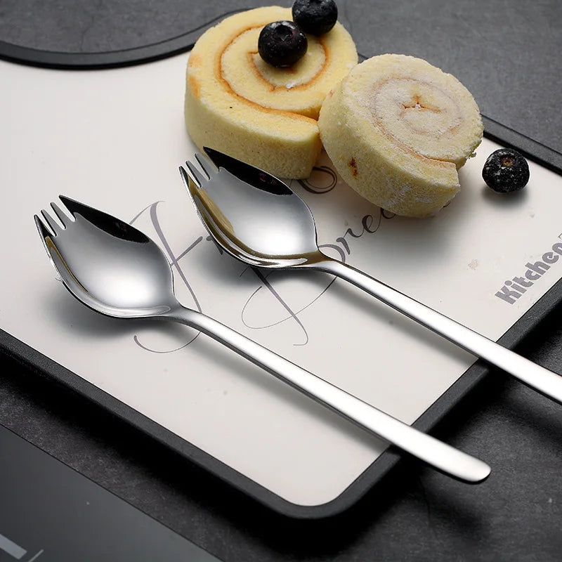 Fourchette-Cuillère Inox 2-en-1 de Ustensile de chef avec gâteau roulé et myrtilles en arrière-plan