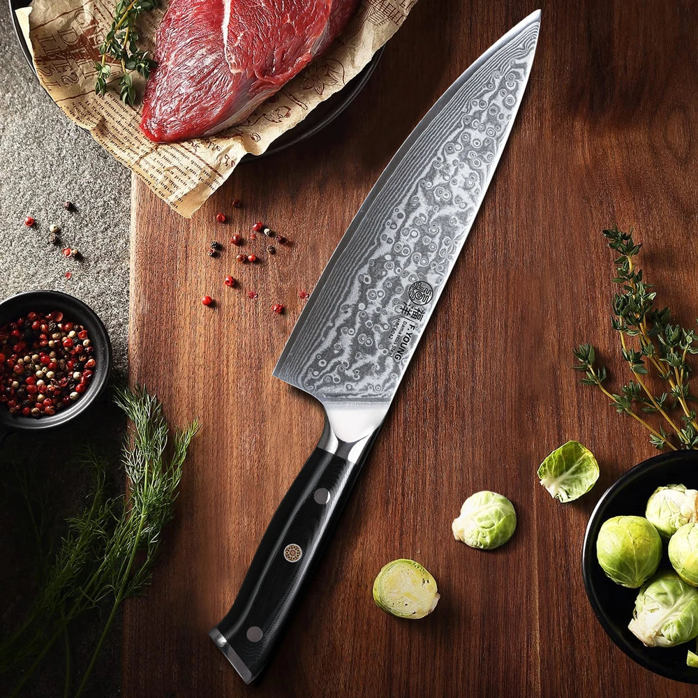 Couteau de Chef Japonais F.YOUNG avec lame en acier damas et manche noir sur planche en bois