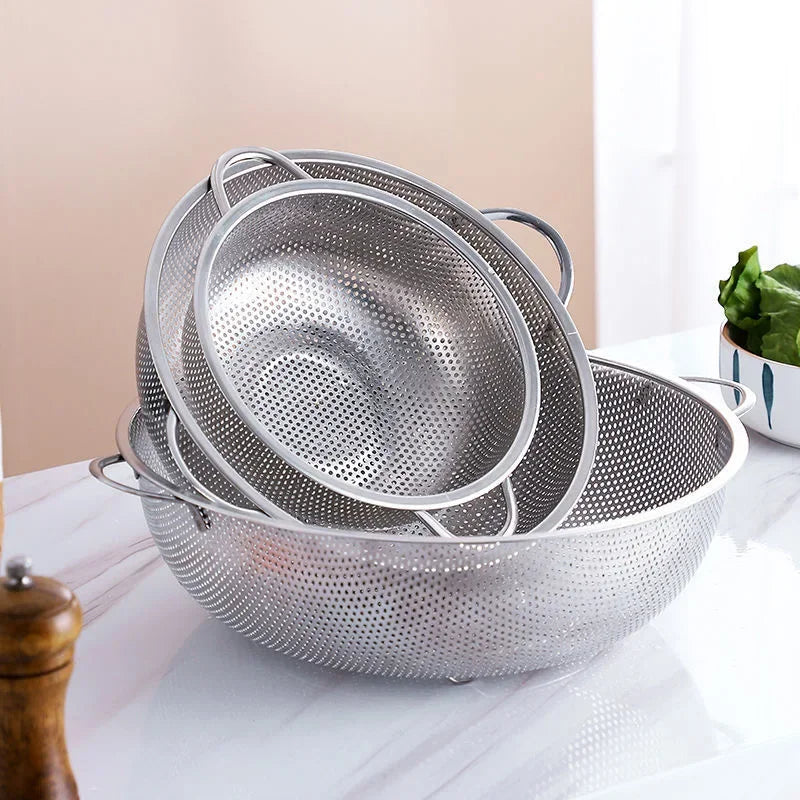 Égouttoir inox micro-perforé – Drainage rapide & durable 3 passoires présentés sur une table