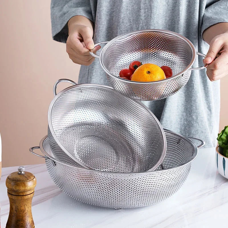 Égouttoir inox micro-perforé – Drainage rapide & durable , présentations de 3 passoires dont une remplie de fruits