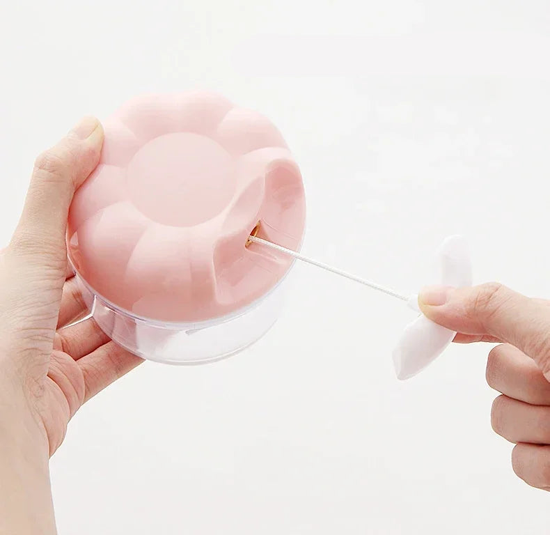 Hachoir Manuel à Ficelle – Lames Inox Ultra Tranchantes de couleur rose tenu à la main avec mécanisme à tirer