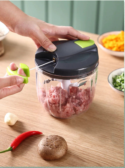 Hachoir Manuel Ail & Légumes – Lames Inox Durables avec récipient transparent et poignée verte utilisé pour hacher de la viande