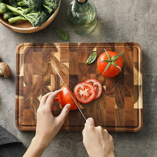 Planche à Découper HEZHEN End Grain en bois avec tomate coupée et main en train de trancher