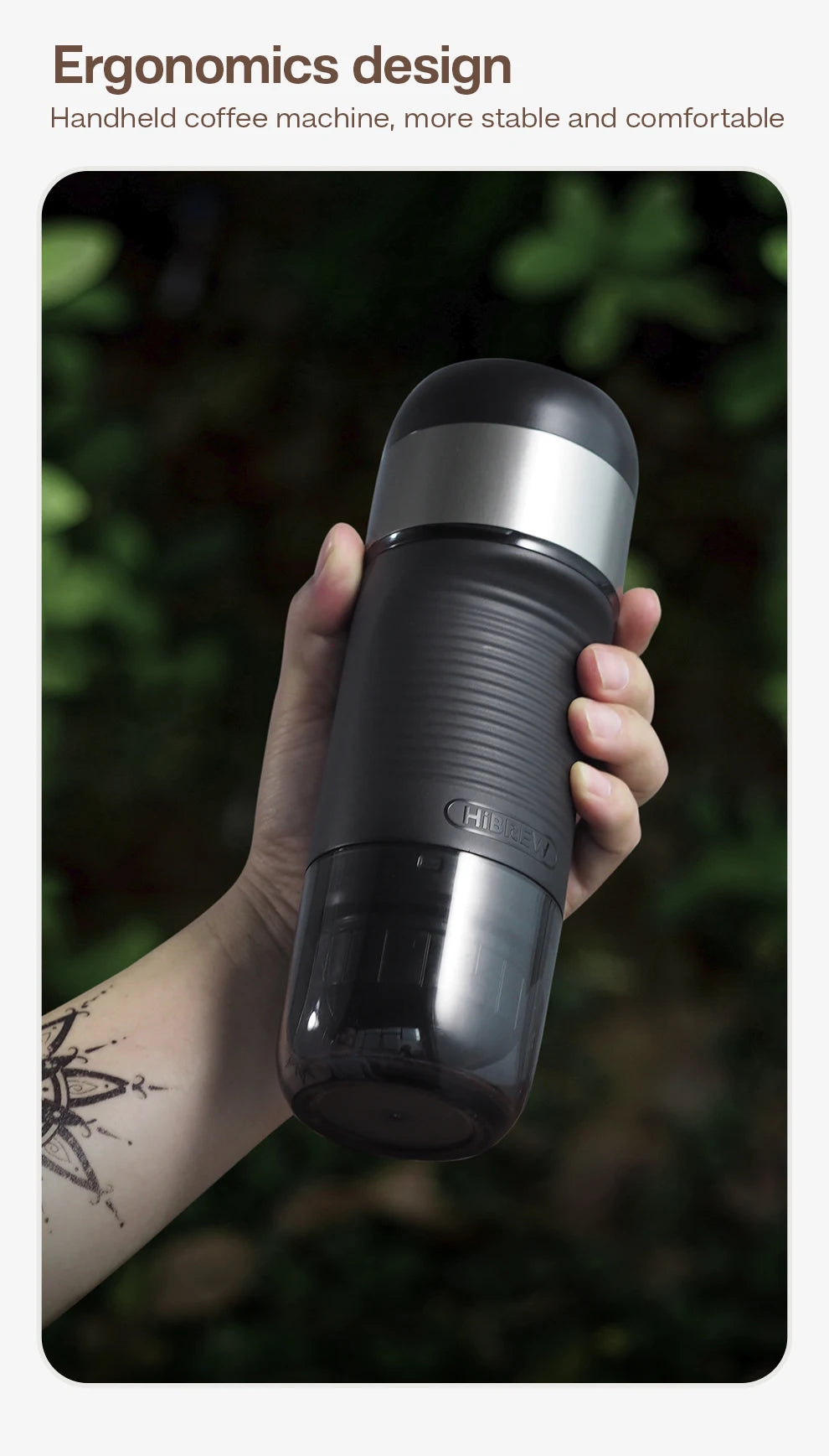 Main tenant une Machine à Expresso HiBREW Portable noire au design ergonomique