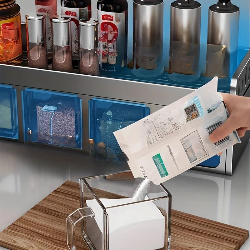 Étagère à épices murale alu – Rangement malin sans perçage. Présentée avec bocaux et distributeur de sucre sur plan de travail.