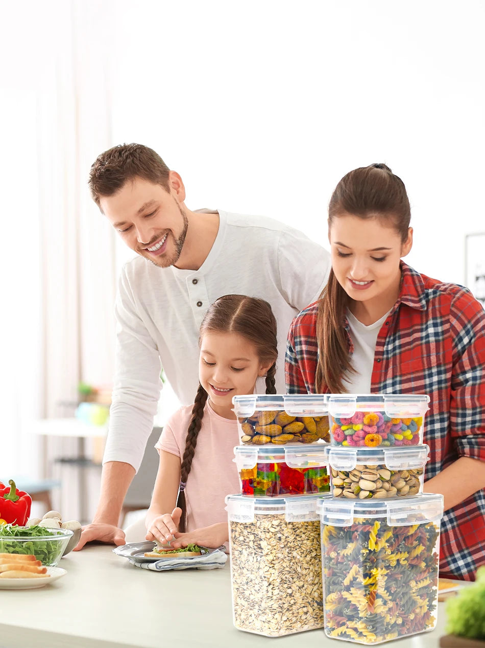 Famille dans cuisine avec boîtes alimentaires transparentes empilées Set Boîtes Conservation HUTHIM 16 pcs + Stylo & Étiquettes