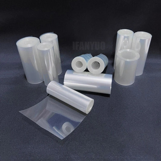 Rouleaux de Film Transparent Pâtisserie – Cake Collar Réutilisable posés sur fond sombre pour montage de gâteaux