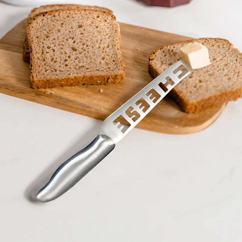 Couteau Fromage & Beurre Inox 23,5 cm – Lame Dentelée avec poignée ergonomique sur planche en bois avec tranches de pain